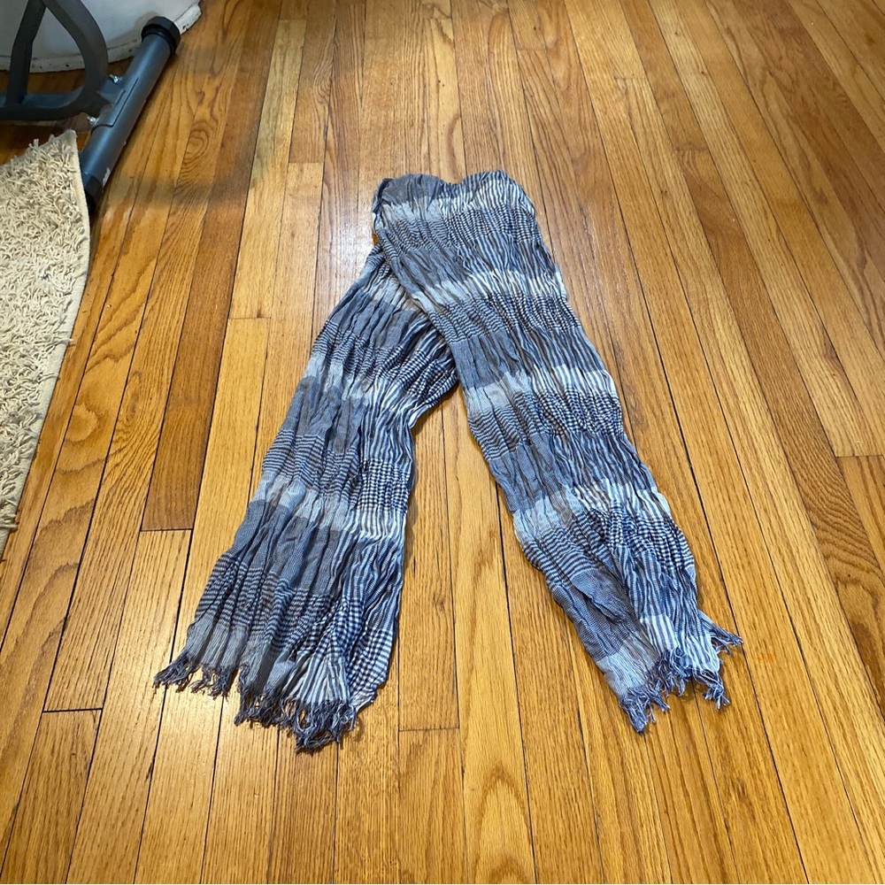 (1) Trendy Patterned Blue Gray Weekend Max Mara Lightweight Designer Scarf